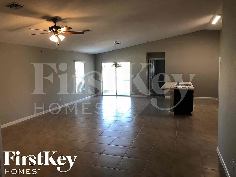 561 SE Brookside Ter — Photo 2