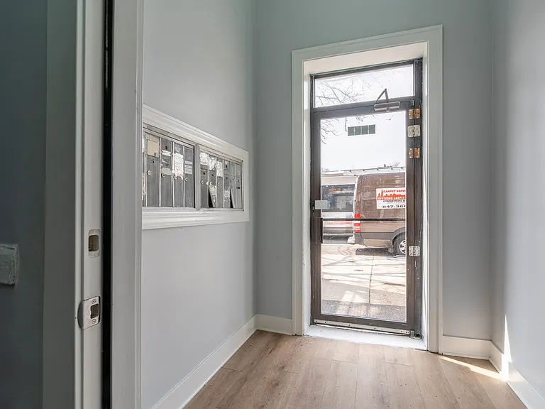 6239 N Western Ave #202 — Photo 3