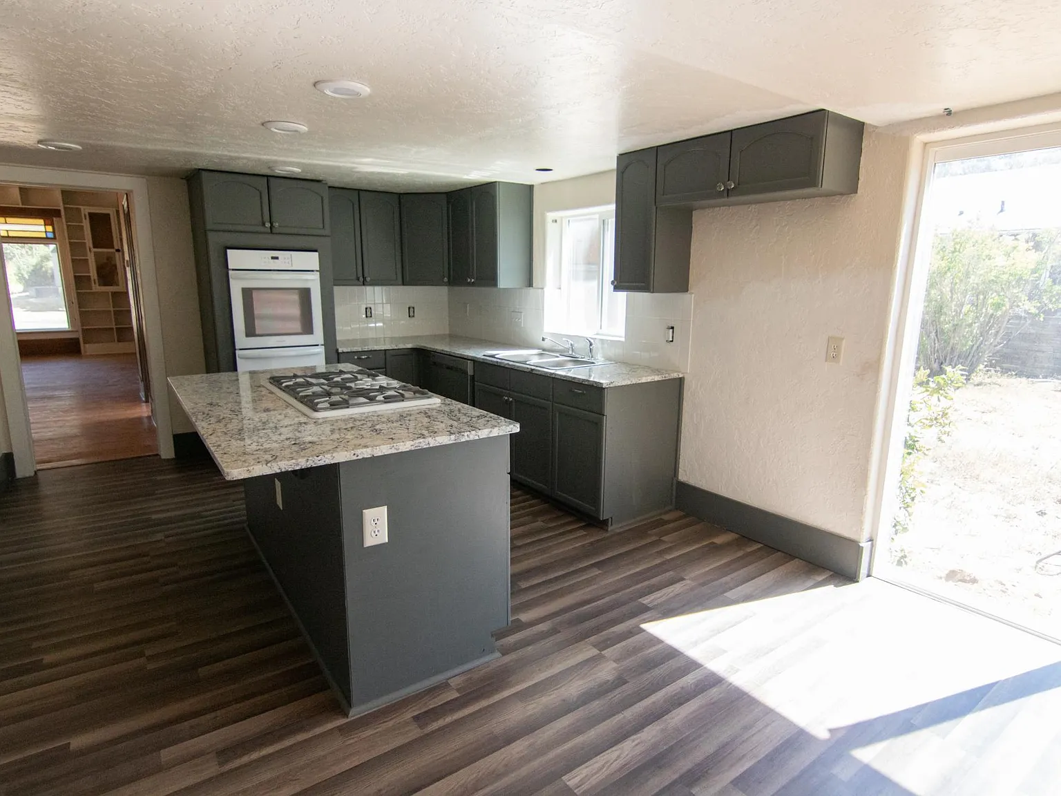 5 bed, 2700 sqft, $2,645 — Photo 3