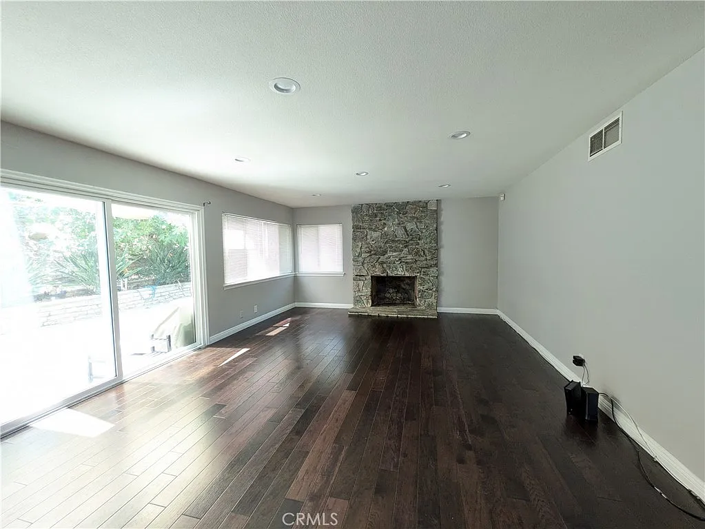 3 bed, 2684 sqft, $3,500 — Photo 4
