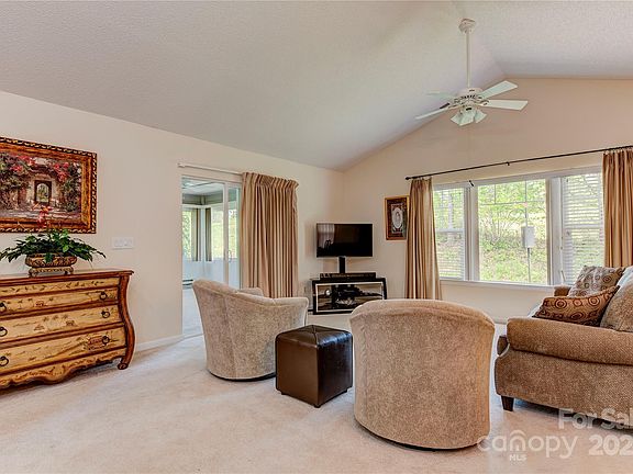 5th image of 34 Gray Wolf Ln