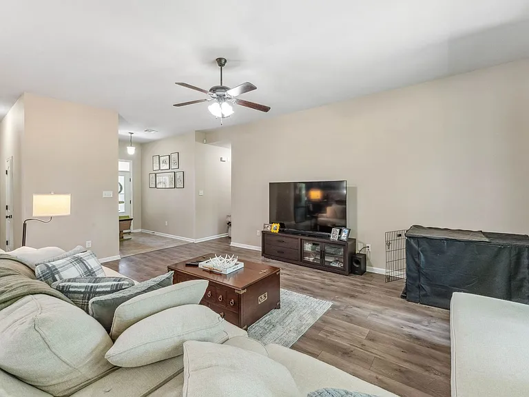 1041 Berkshire Dr — Photo 6