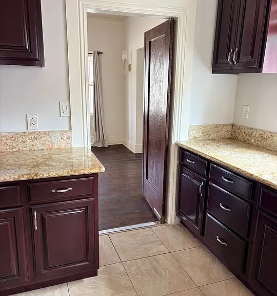 2142 S Victoria Ave — Photo 16