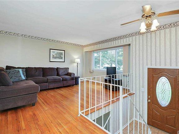 3rd image of 19 Penfield Dr