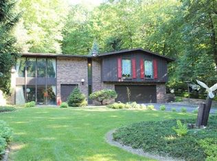 N1596 Hardwood Dr, Lake Geneva, WI 53147