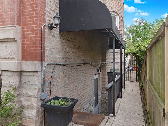 3rd image of 1653 N Bell Ave
