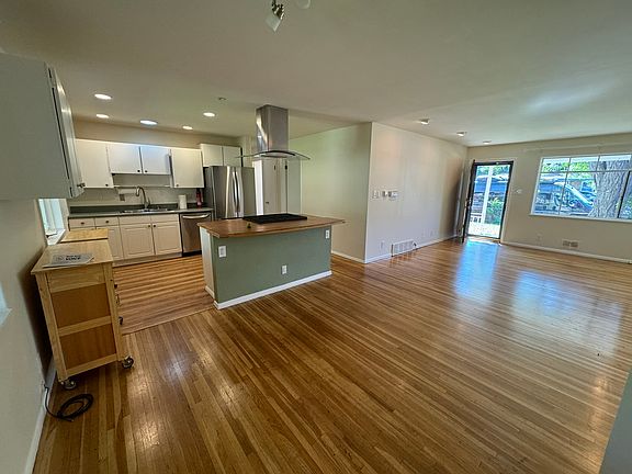 Great room with lots of light.