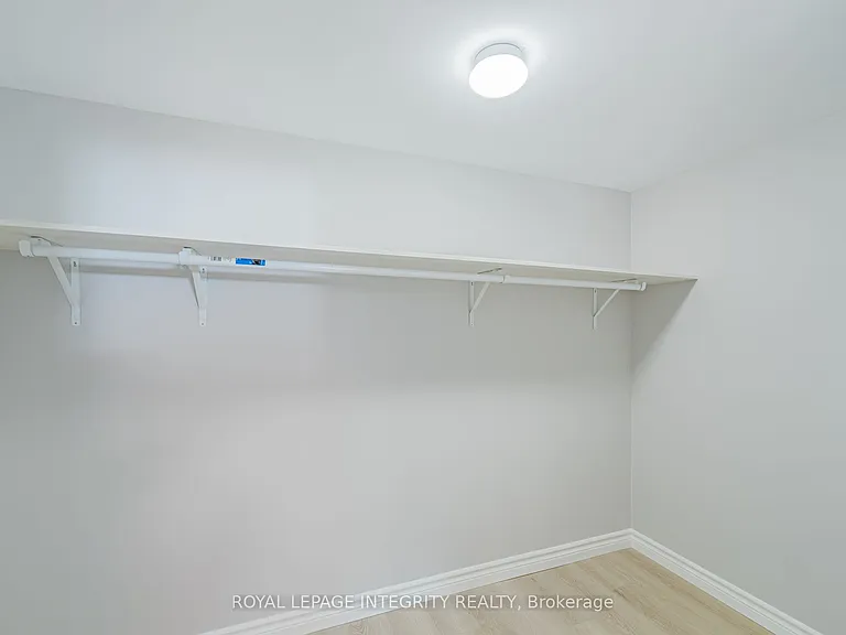 1746 Gage Cres #B — Photo 19