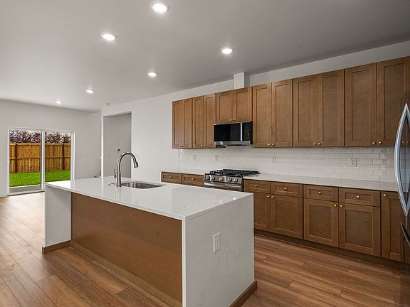 5th image of 828 Spaniel Ln