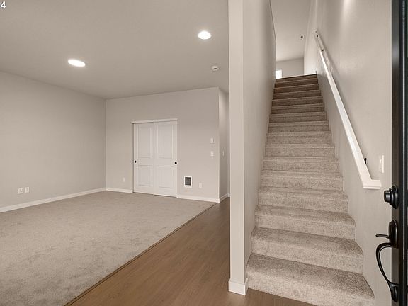 4th image of 3413 SE White Oak Ave