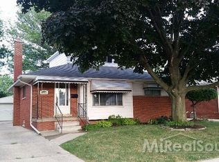 25700 Ursuline St, Saint Clair Shores, MI 48081