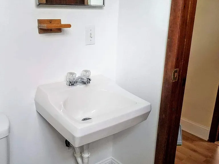 512 Clinton St — Photo 4