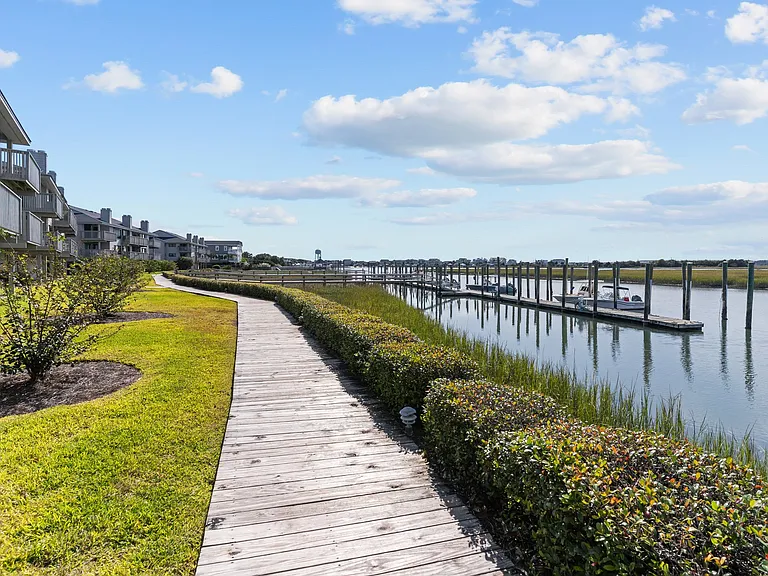 Cordgrass community walkways & dock (slips private)