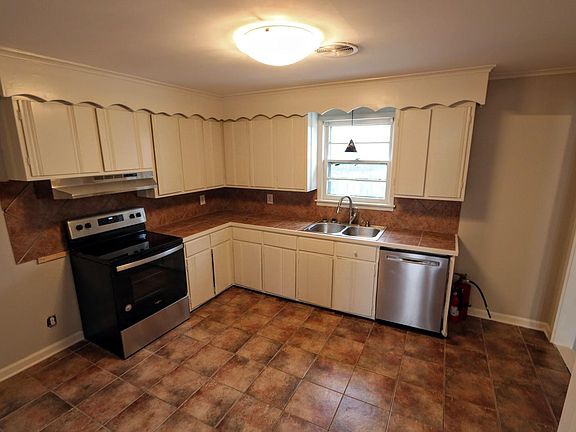 4th image of 1407 Clayton Ave