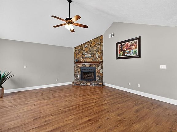 5th image of 121 Brownsmill Dr