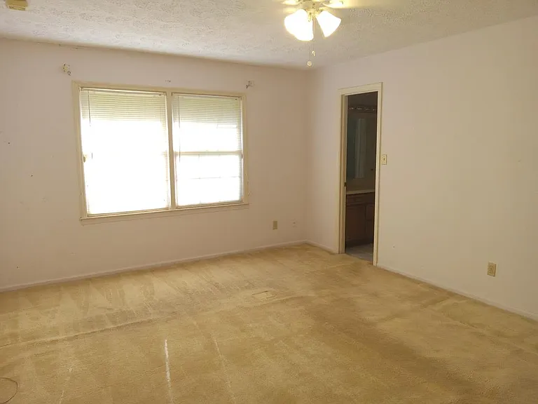 2243 Oakgrove Cir — Photo 41