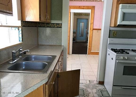 5th image of 211 W 21st St