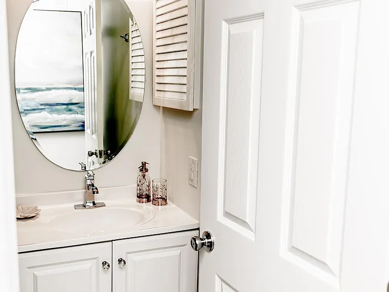 Guest Full Bathroom, with tub shower