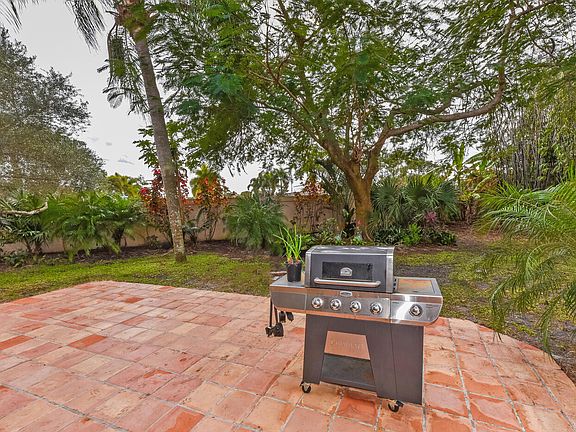 4th image of 2820 SW Mariposa Circle