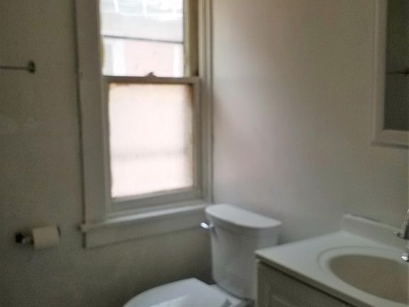 3rd image of 464 Northampton St