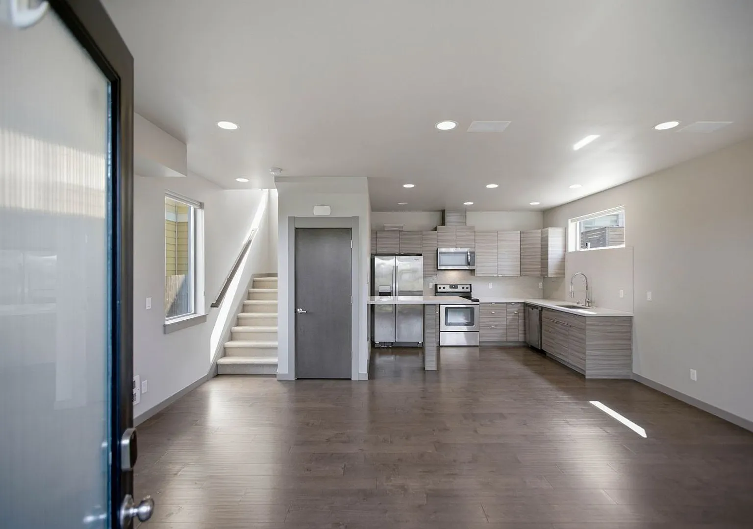 Well-located 2 bed 2 bath townhome in North Delridge with parking — Photo 4