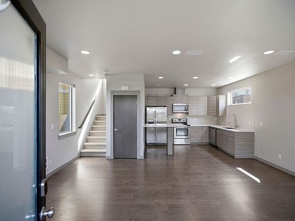 4th image of 4726 Delridge Way SW