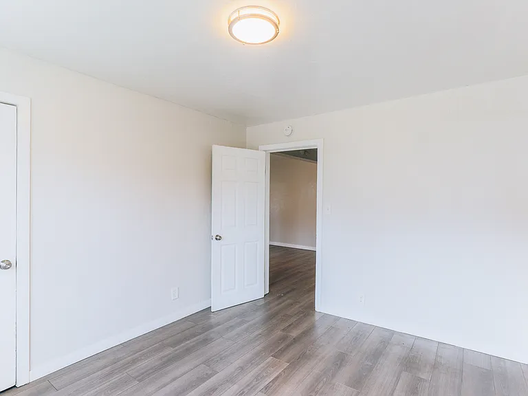 1405 Campbell St — Photo 10