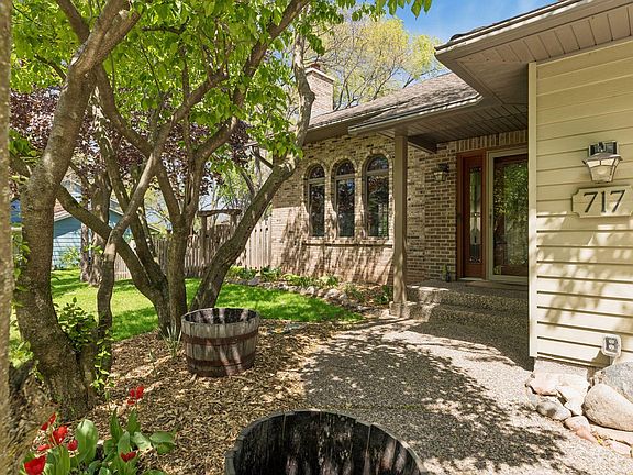 4th image of 717 Marie Ave W