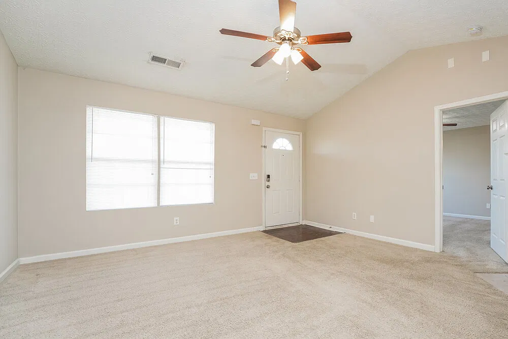 3 bed, 2.0 bath, 1216 sqft, $2,340 — Photo 3