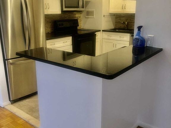 5th image of 1111 River Rd APT E1