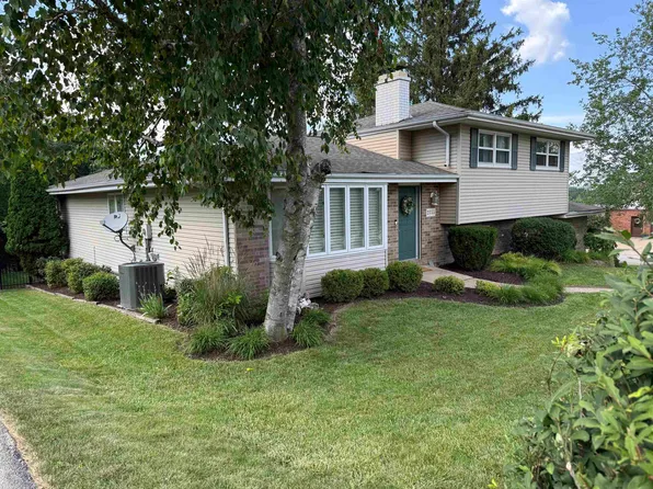 2355 Clarke Crest Dr, Dubuque, IA 52001