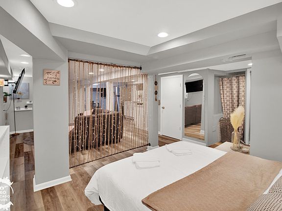 5th image of 2438 N Maplewood Ave