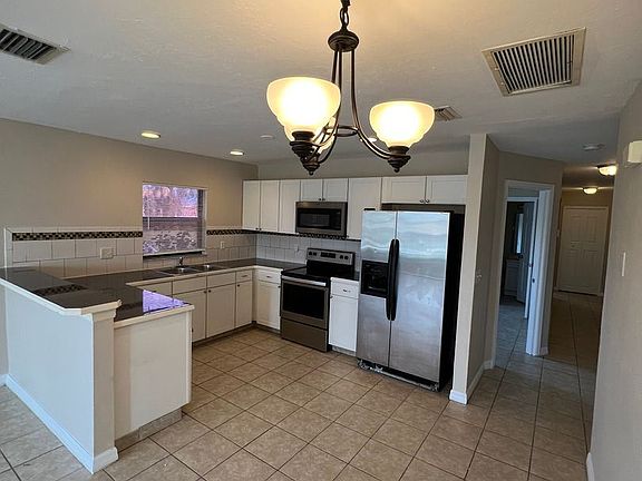 5th image of 223 SE 23rd Pl