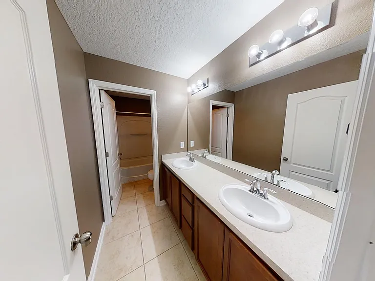 15695 Lexington Park Blvd — Photo 18