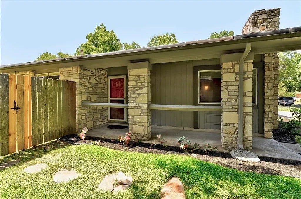3 bed, 2.0 bath, 1528 sqft, $2,400 — Photo 2