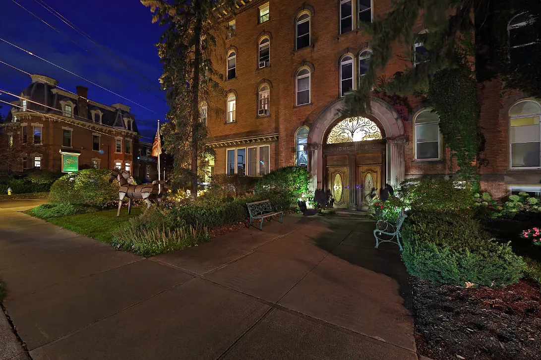 Skidmore Apartments — Photo 1