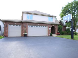 180 Lincoln St, Roselle, IL 60172