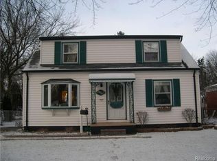 32154 Cambridge St, Garden City, MI 48135