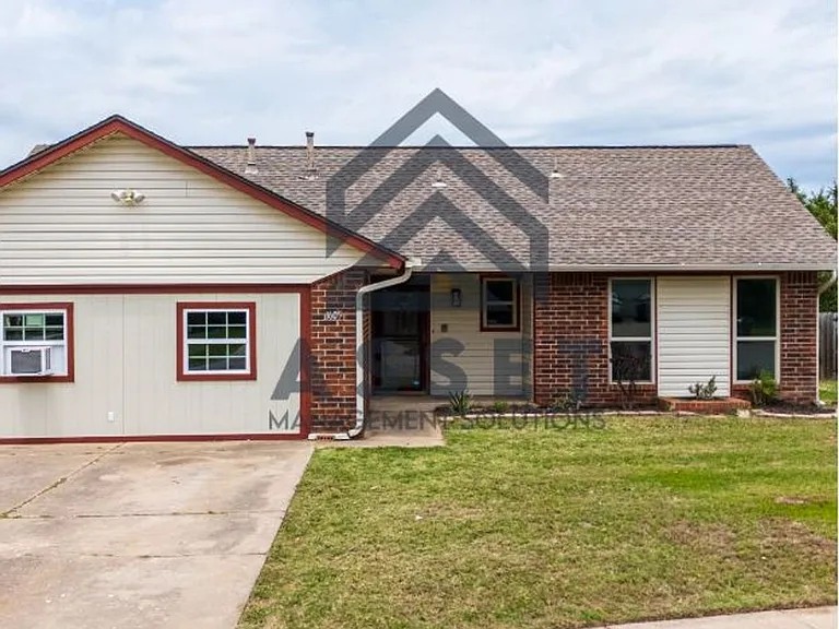1605 Blessing Ct — Photo 2