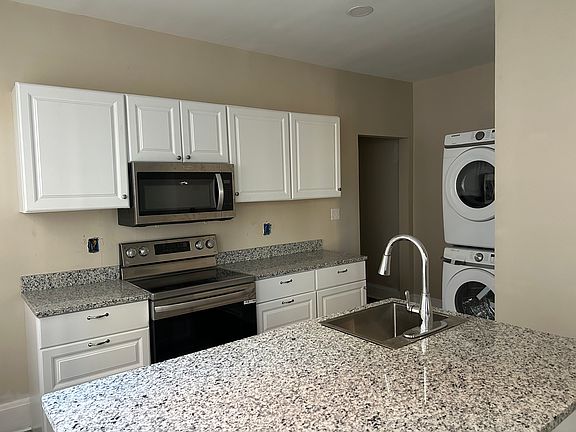 2nd image of 2033 Weyer Ave APT 4