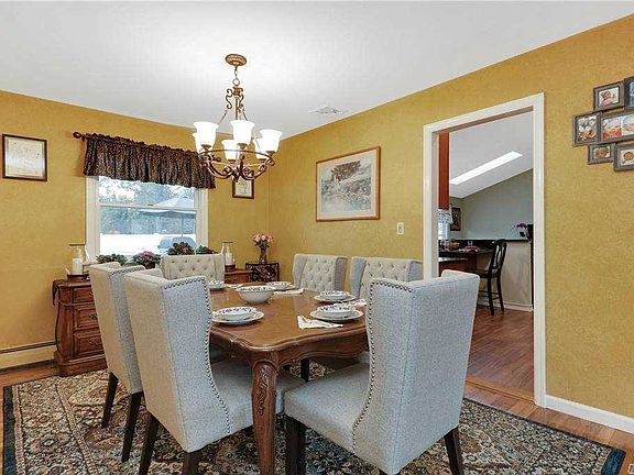 4th image of 6 Regina Dr