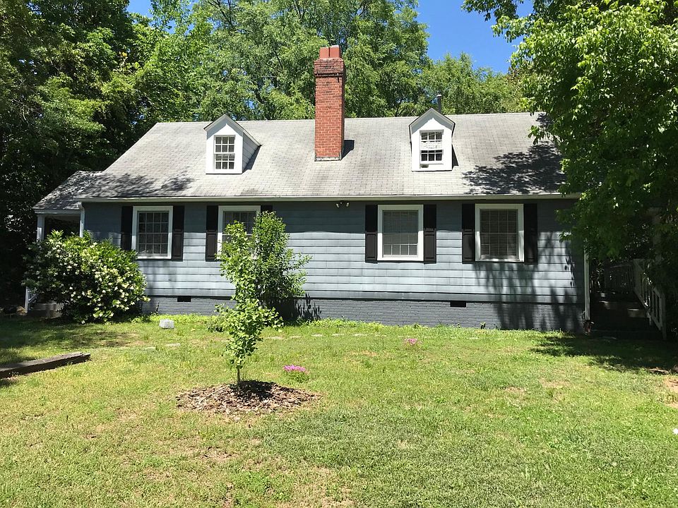 Apartment is on the right side of the property. Read description for additional information.