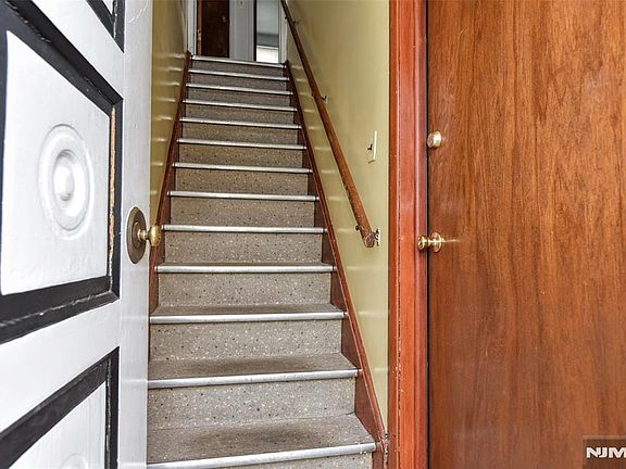 3rd image of 391 Macarthur Avenue