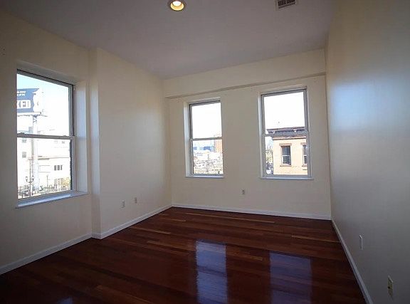 2nd image of 501 30th St APT 2B