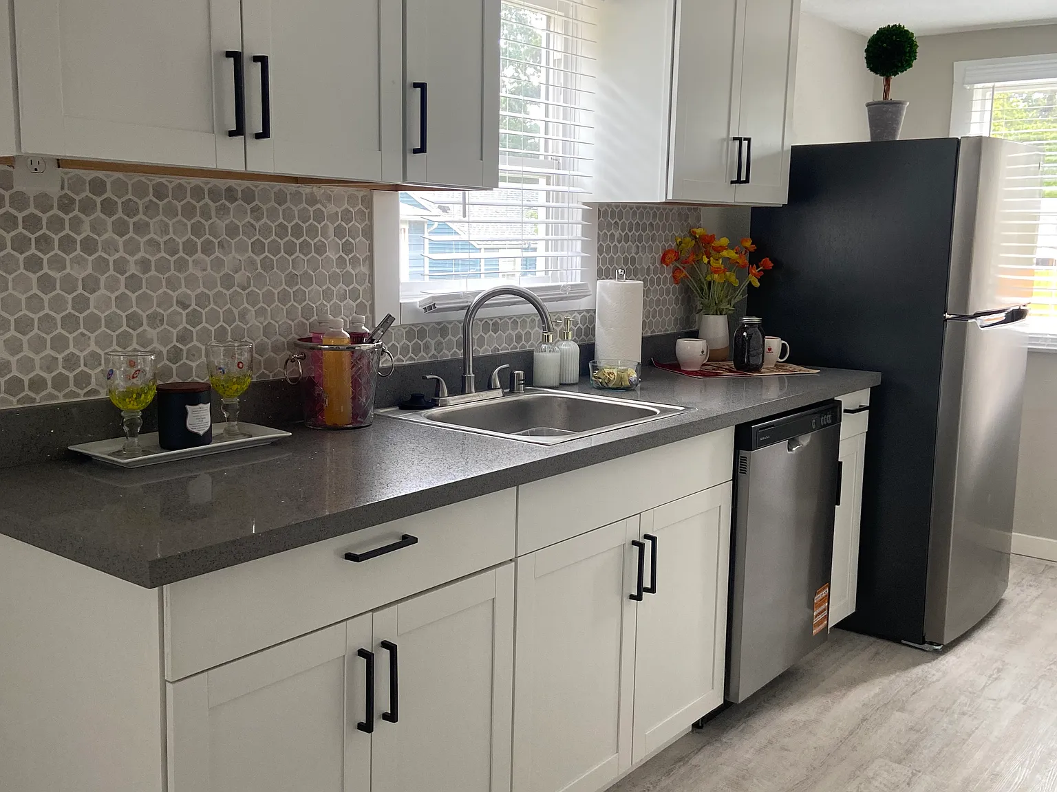 2 bed, 700 sqft, $1,600 — Photo 1