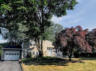 2165 Carlson Dr, Willow Grove, PA 19090