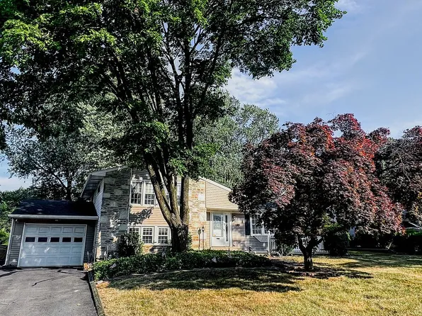 2165 Carlson Dr, Willow Grove, PA 19090