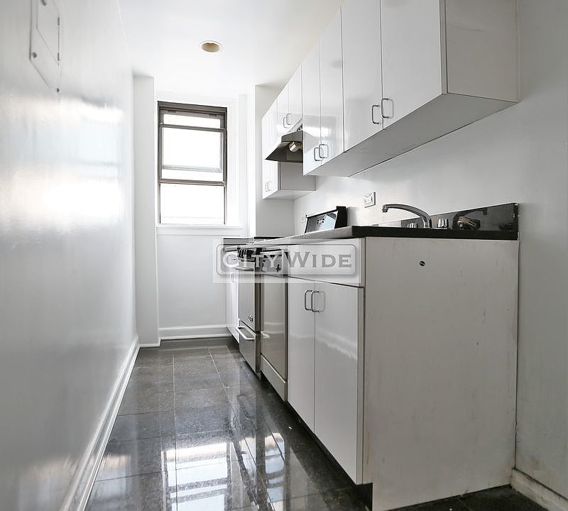 2nd image of 162 E 55th St APT 4B