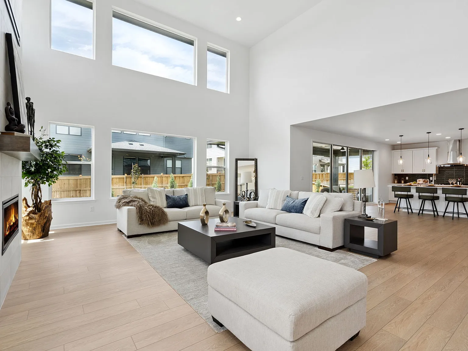 4 bed, 4840 sqft, $4,650 — Photo 3
