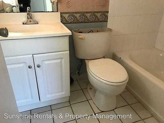 5th image of 142 SW 47th Ter APT B3